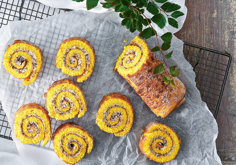 Saffransrulltårta med apelsinchokladfyllning