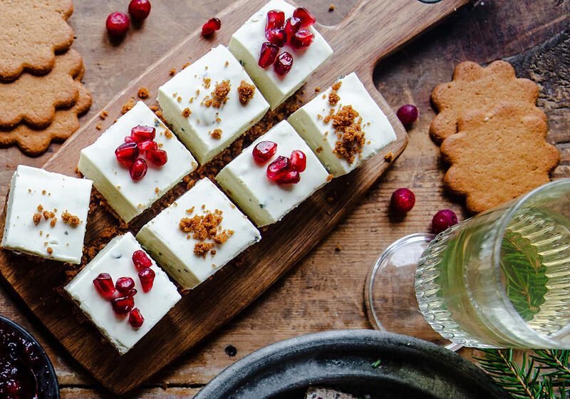 Mousse med ädelost grädde och honung på pepparkaka