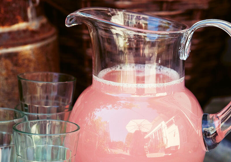 Rabarbersaft i glaskaraff