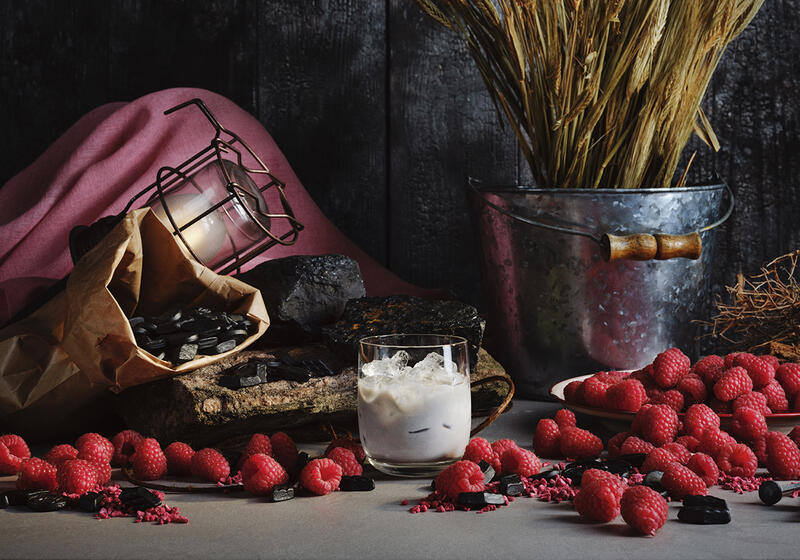 Drinken Funny Milk &amp; Honey med hallon och lakrits i bakgrund