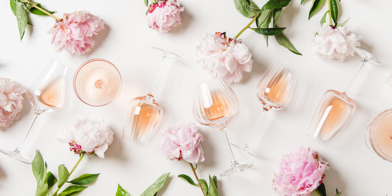 Rosévin och blommor