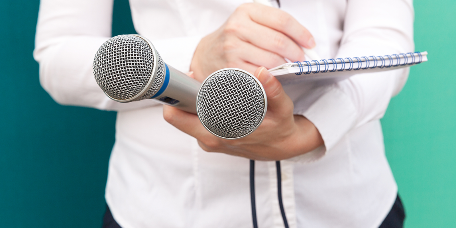 Journalist med mikrofon