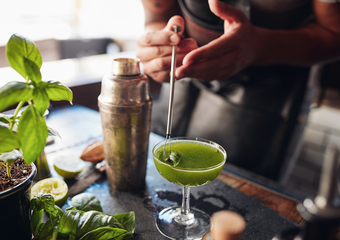 Bartender som blandar drink