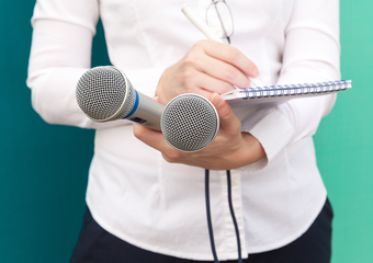 Journalist med mikrofon