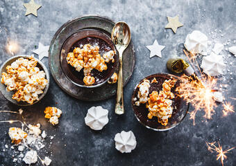 Chokladkräm med päronlikör och karamelliserade popcorn